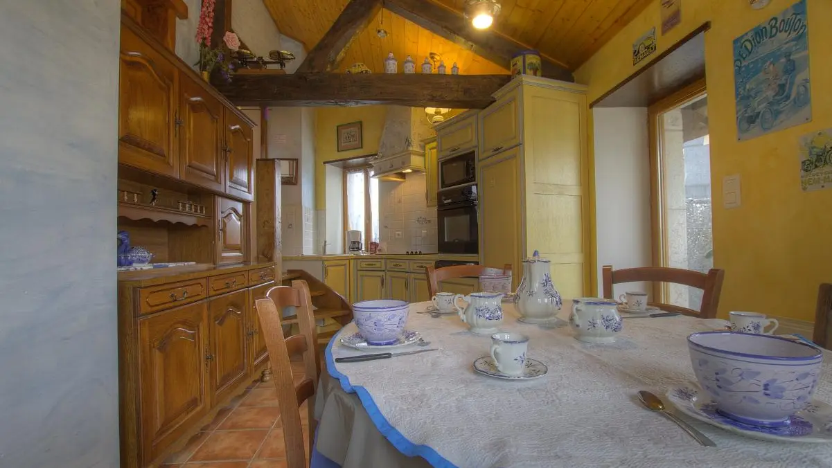 Cuisine : coin repas ; meuble de cuisine.