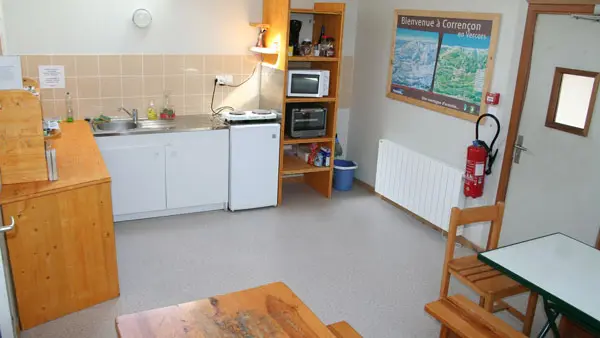 Espace cuisine dans l'entrée du Gîte des Hauts Plateaux