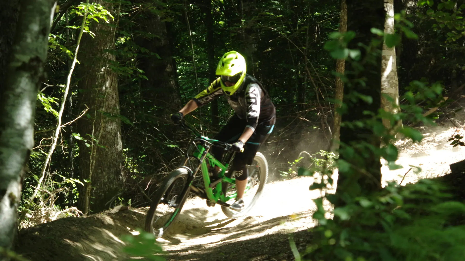 vvtiste en descente passage en forêt