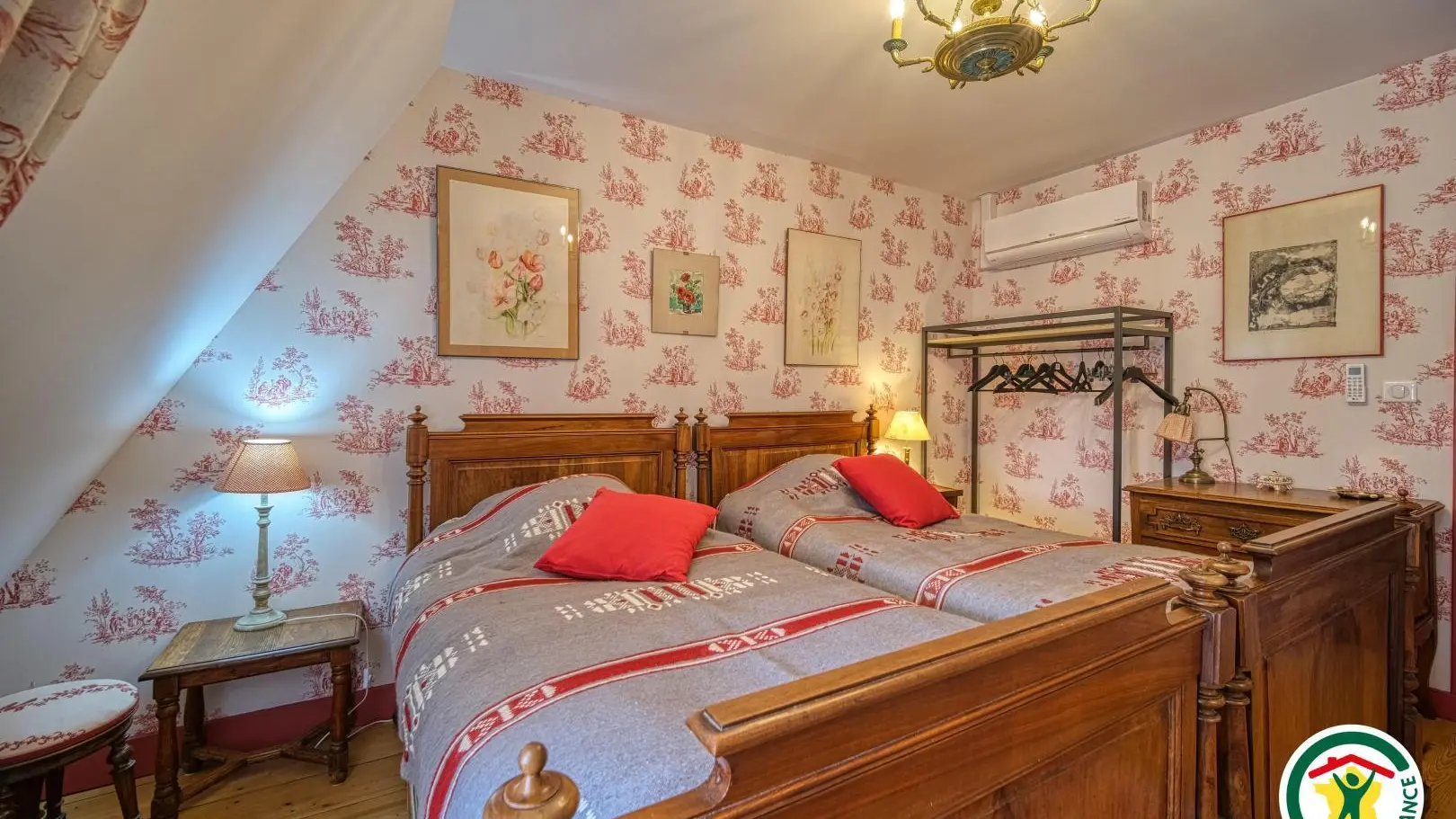 Chambre ROUGE climatisée : lits 2x100