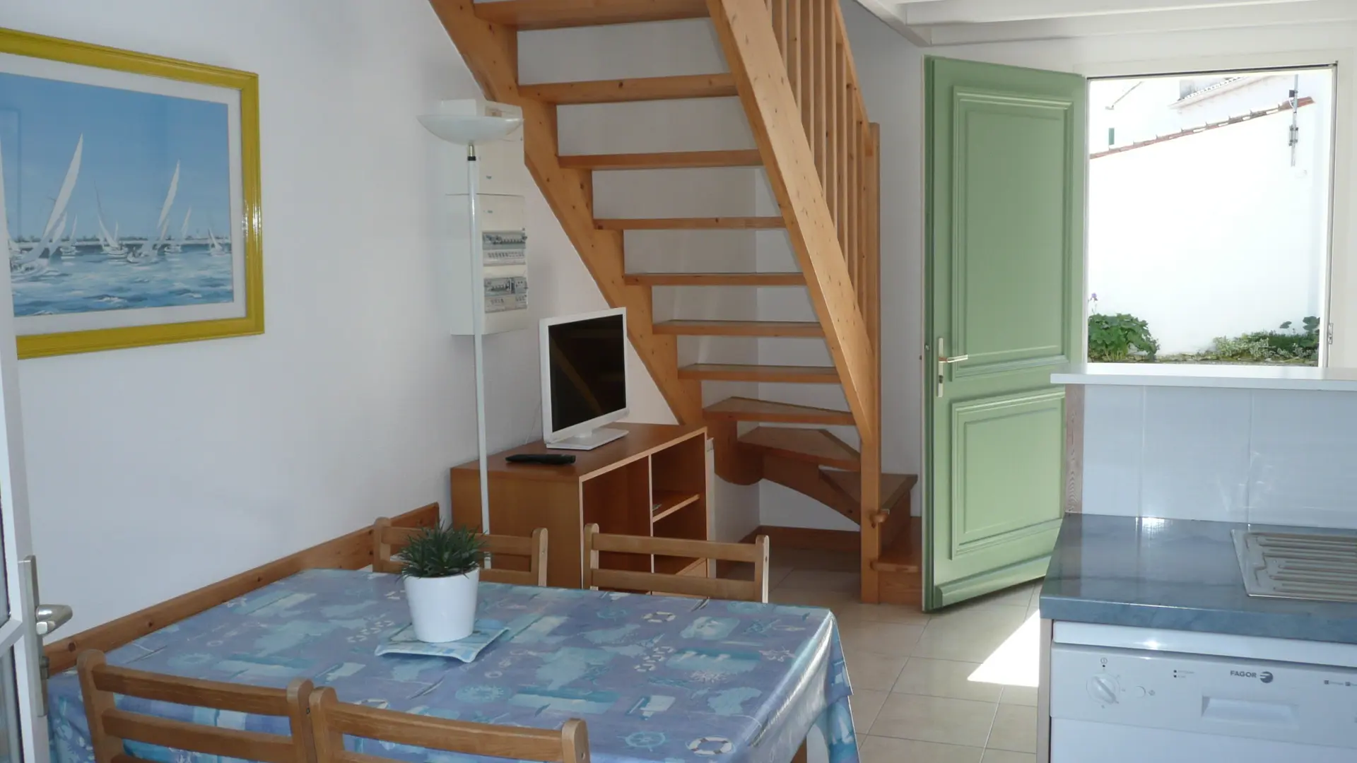 Living room / dining table