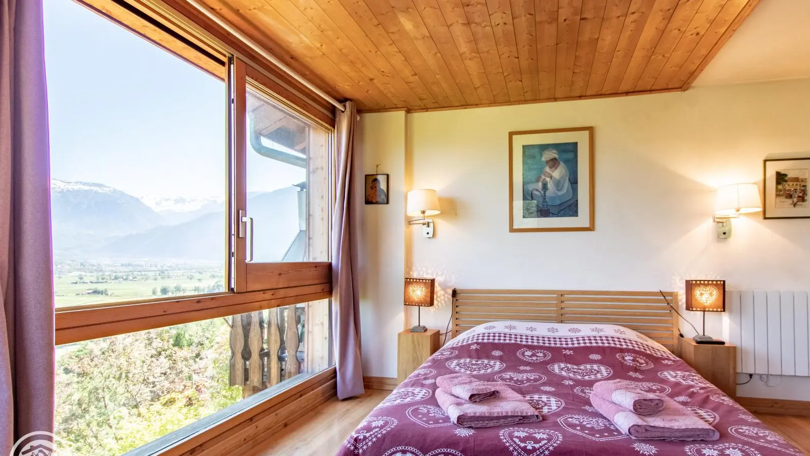 Chambre panoramique avec lit 160cms et coin salon. Vue panoramique et salle de bain privée.