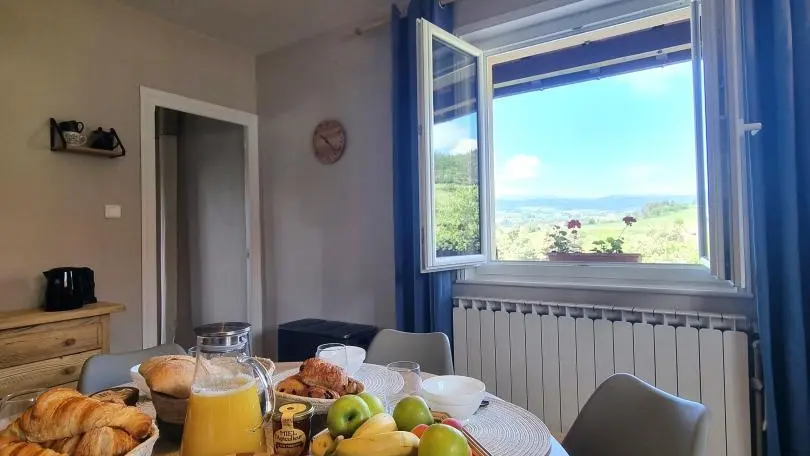 Cuisine intégrée et équipée avec vue sur Chalmazel satation de ski et les hautes chaumes