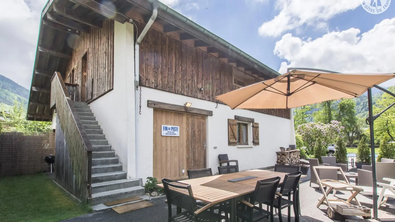 Espace terrasse privatif et accès au gîte (escalier)