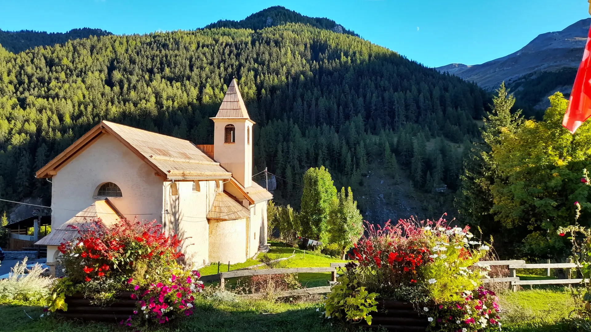 L'église Saint-Nom-de-Marie du hameau de Roya