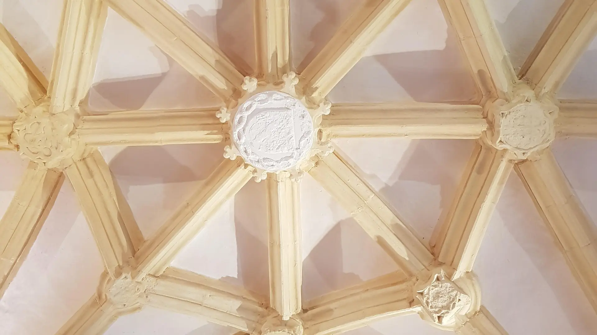 Voûte à liernes et tiercerons de la chapelle Saint-Sébastien de Conzieu
