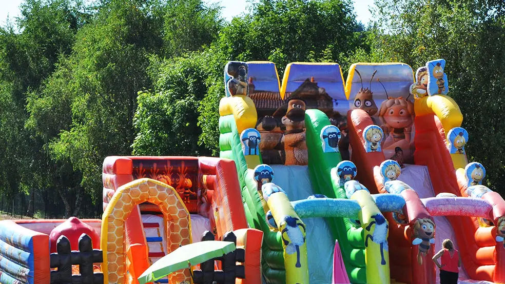 Jeux gonflables à La Miellerie la Grange aux Abeilles - Estivareilles