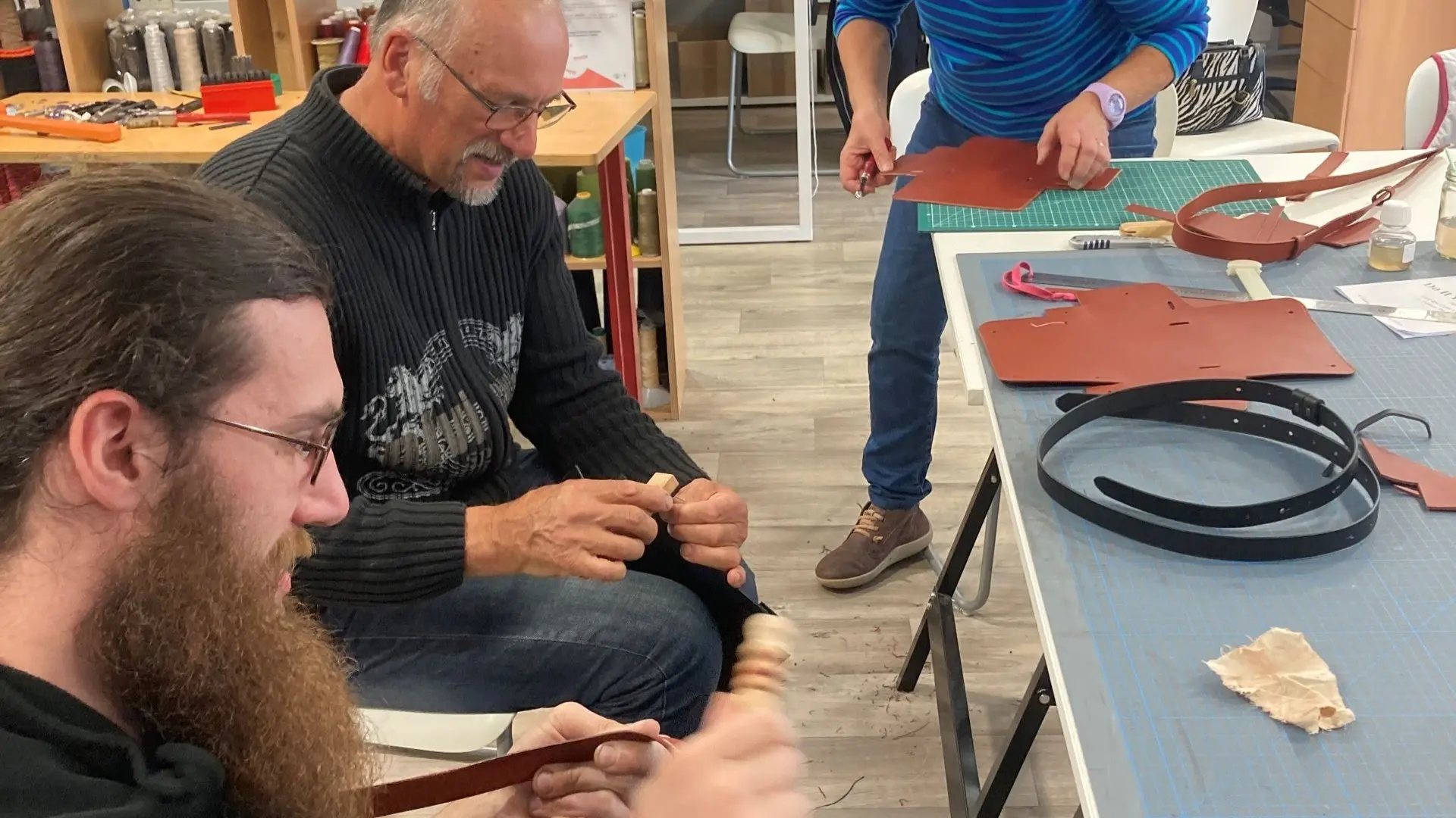 Stage de fabrication d'un sac en cuir 3-en-1
