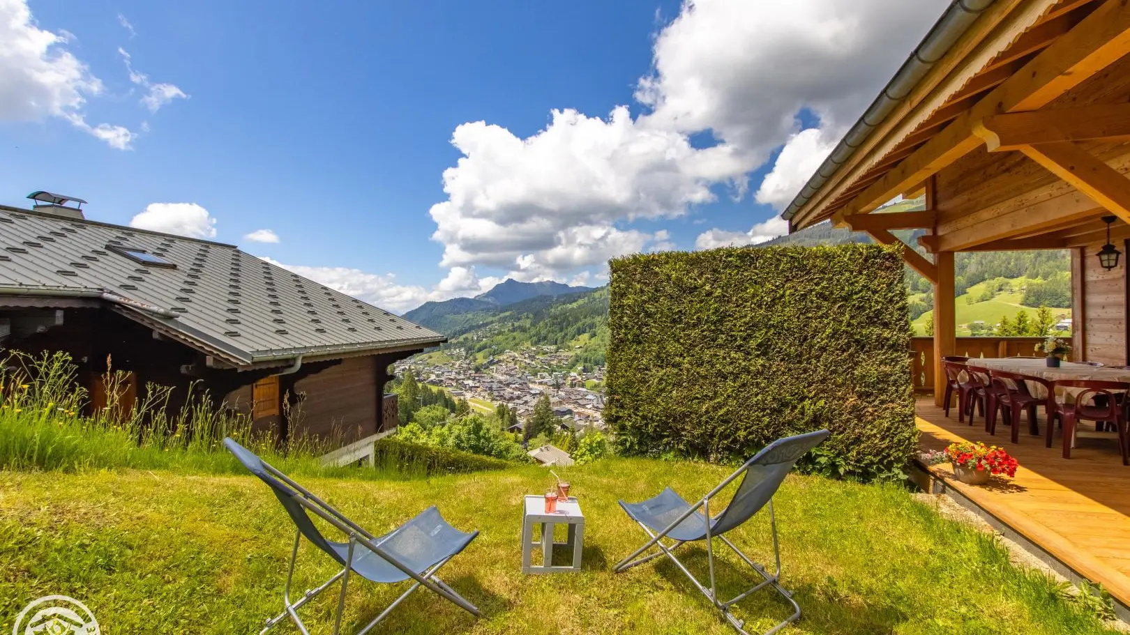 Terrasse et pelouse