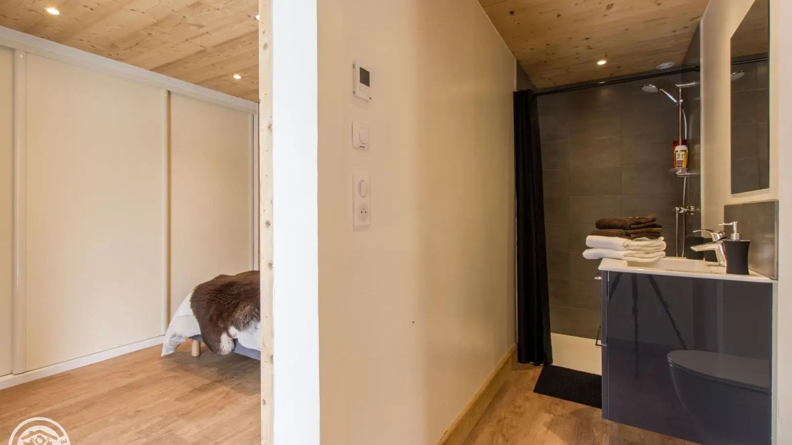 Bac à douche extra plat, une vasque sur un meuble 2 tiroirs, sèche cheveux, verres à dents, 1 WC suspendu