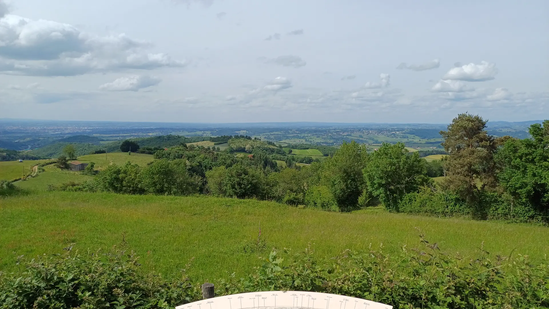 Un panorama sur la plaine du roannais