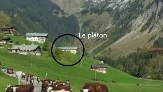 Vue de l'arrêt de bus au moment de la descente des alpages