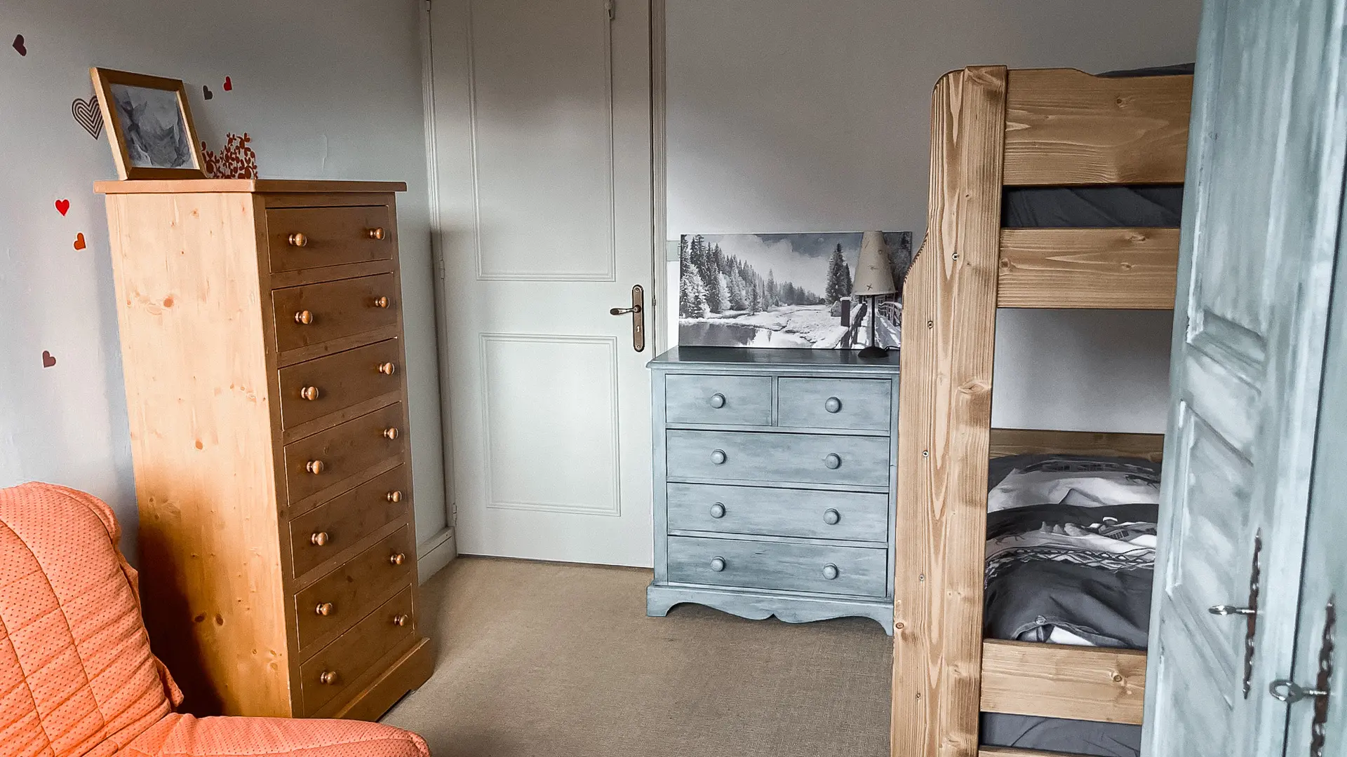 Chambre 1 avec lits superposé en 80cm et un canapé convertible en 140cm