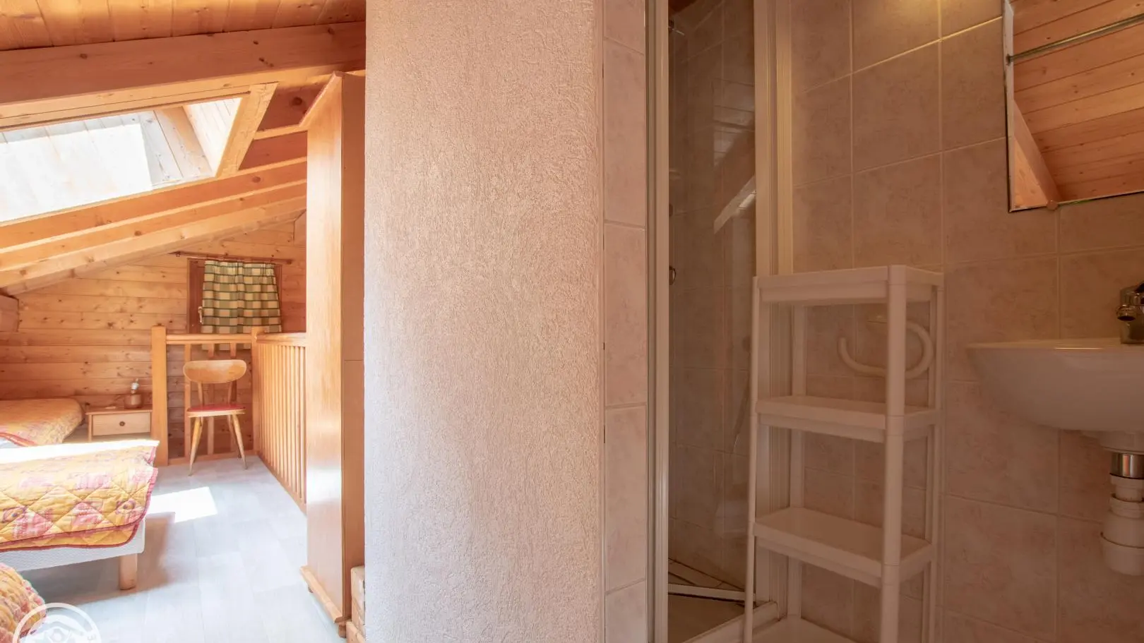 Coin douche sur la mezzanine.