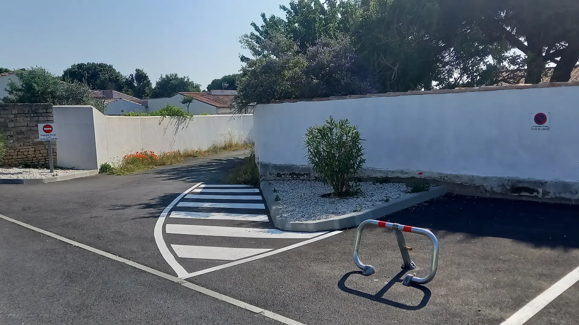 Clos Lavaud - accès à la maison depuis la rue