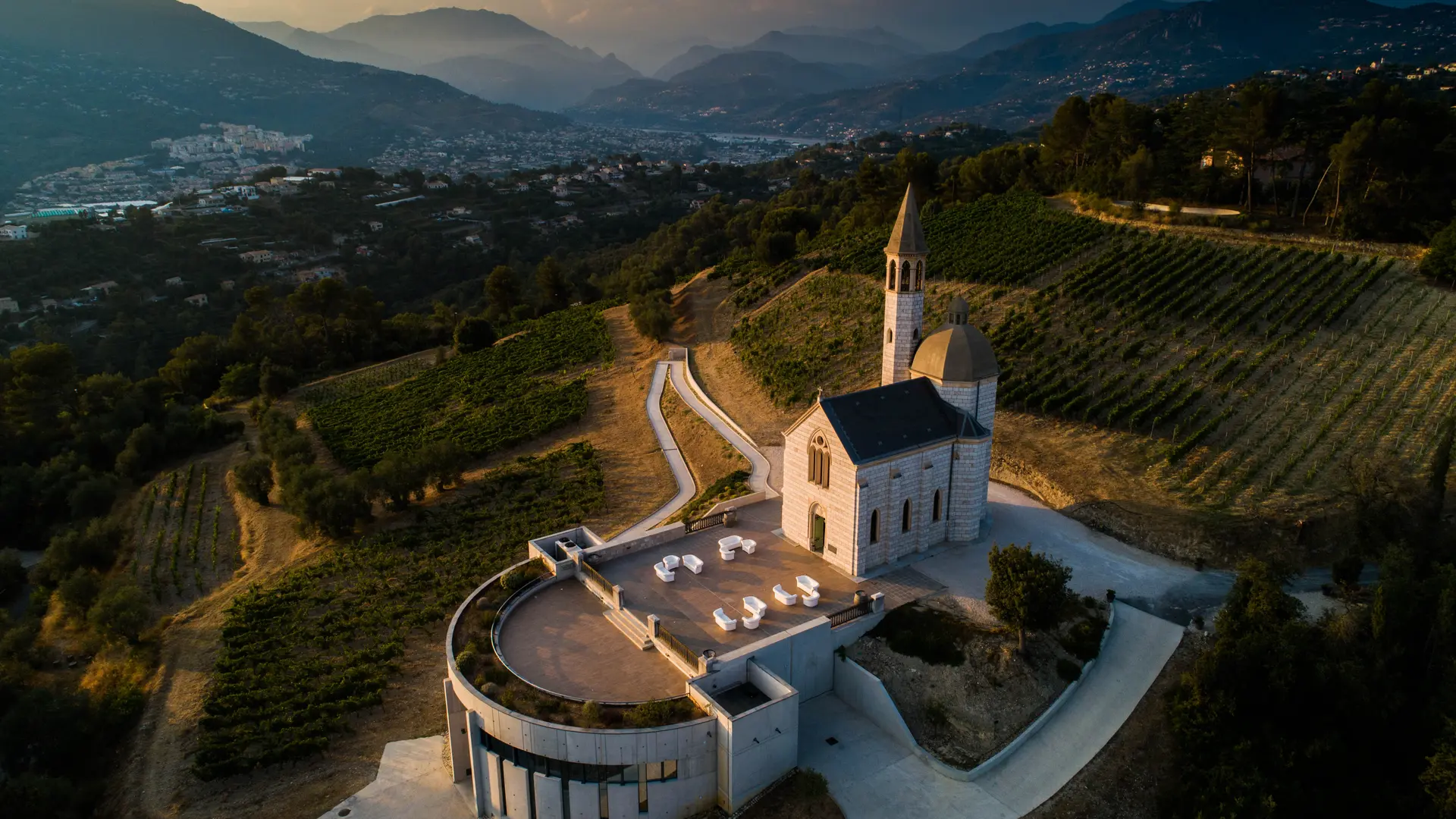 Chapelle, chais et vignes