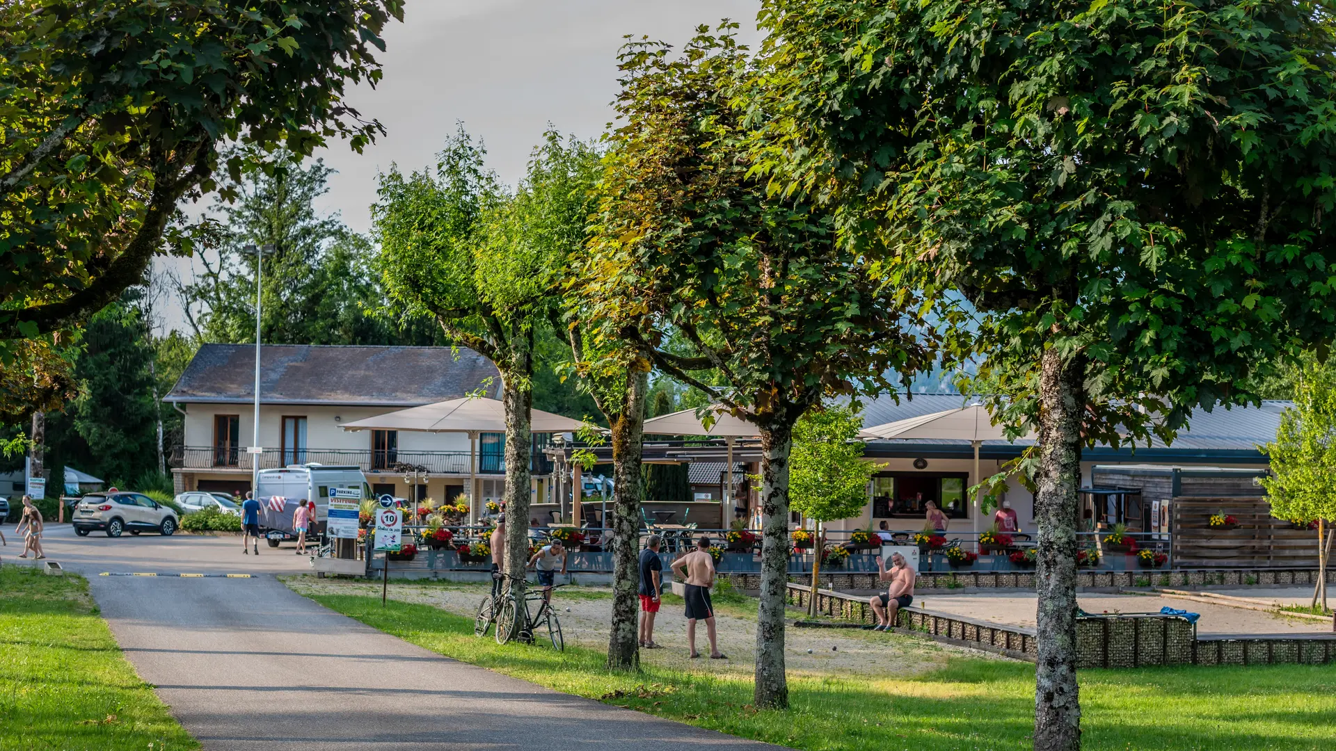 Allée et emplacements Camping Les Peupliers