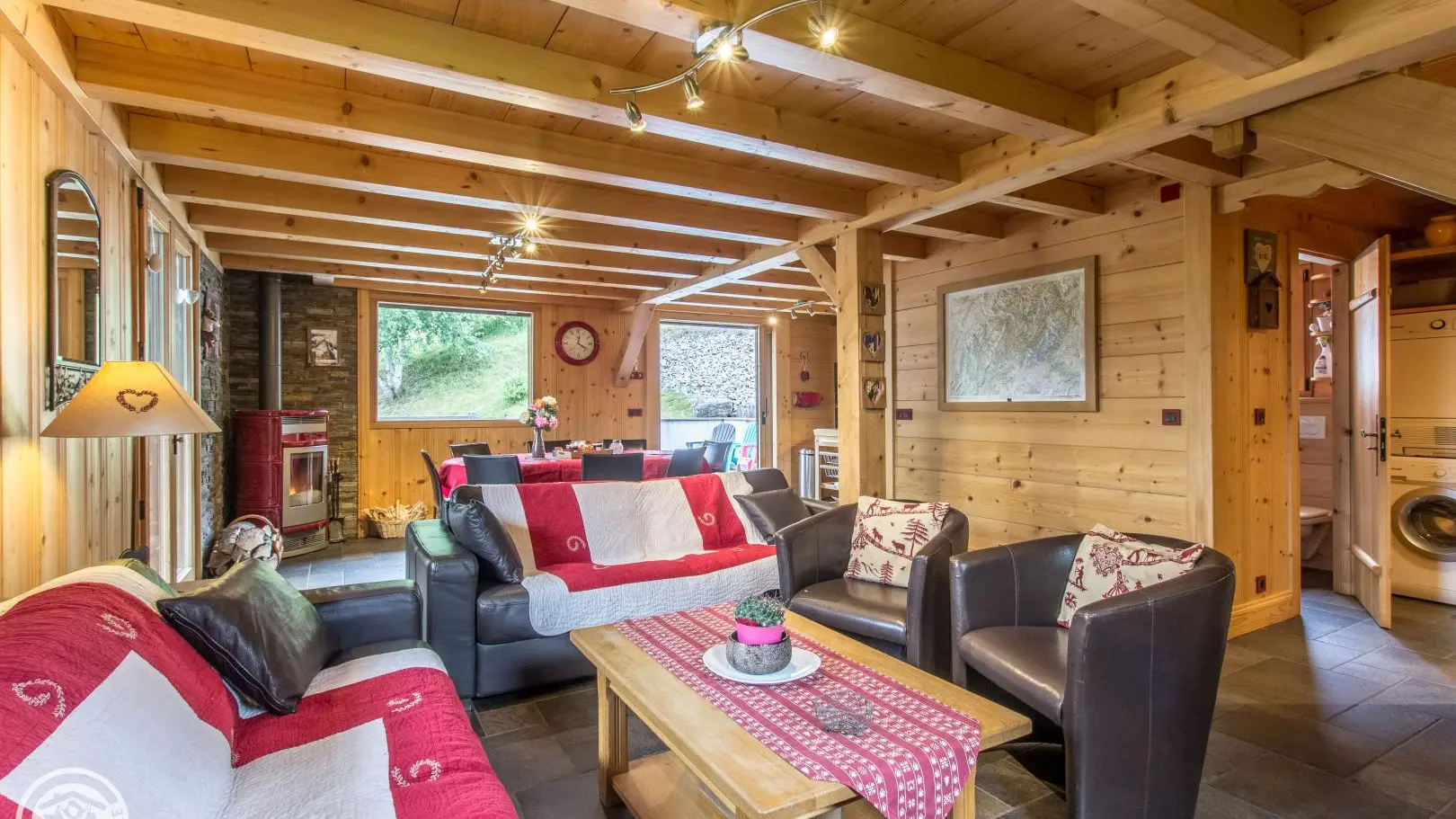 salon salle a mangé vue sur toute la chaine endroit très chaleureux