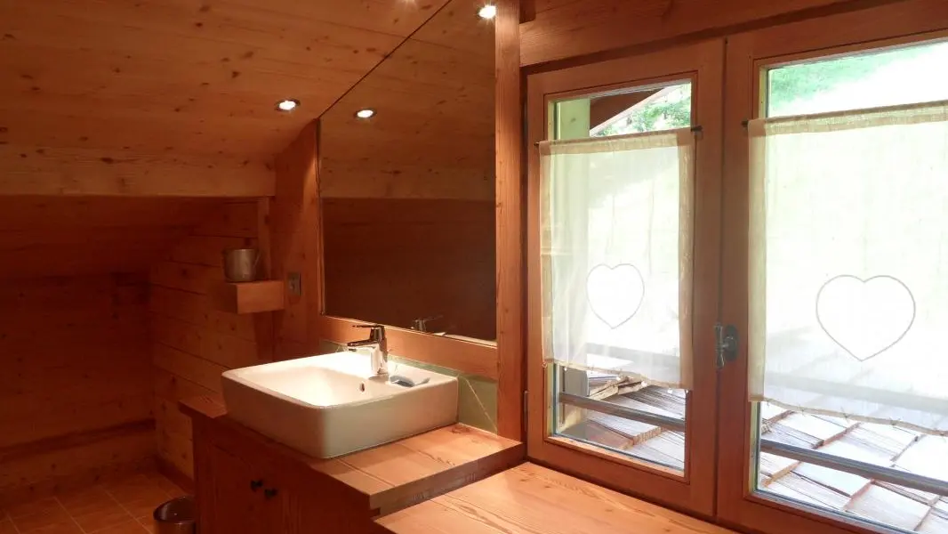salle d'eau à l'étage, vasque, placards de rangement, douche italienne, sèche serviettes, sèche cheveux