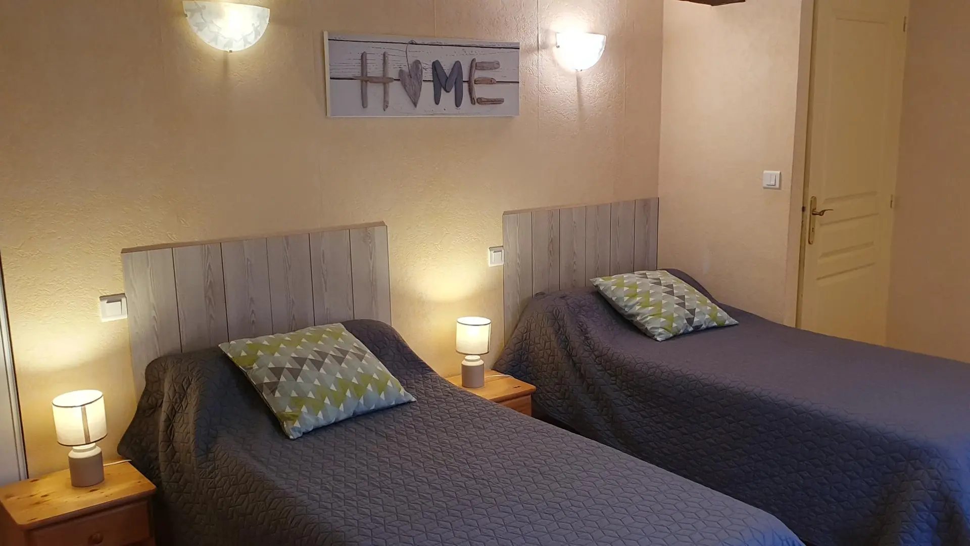 chambre 3 avec 3 lits de 90cm