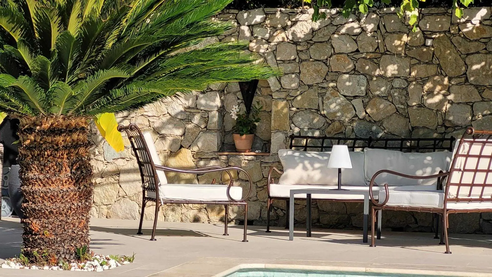 Coin Salon dans pergola piscine Gîte Macalinewa Gîtes de France Alpes-Maritimes Saint-Jeannet