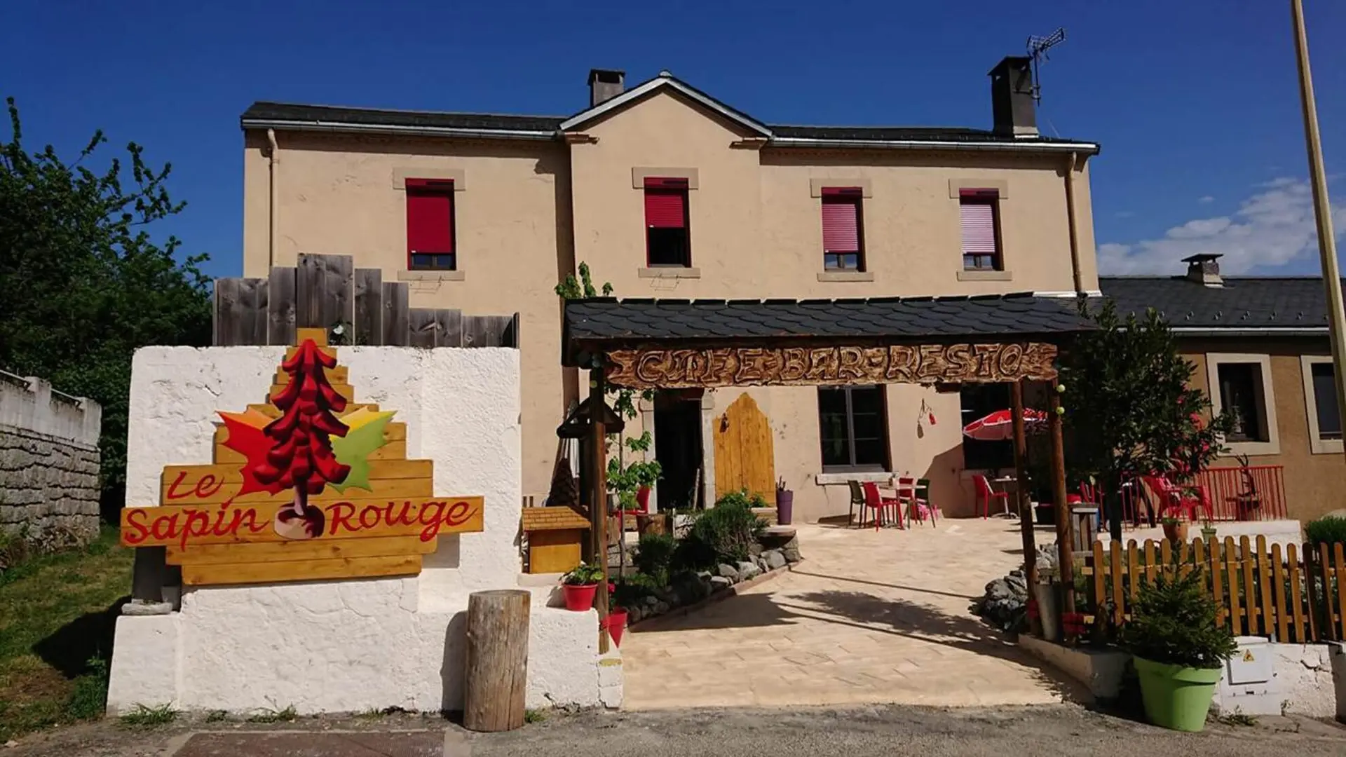 Situé dans une ancienne école, le restaurant du sapin rouge et sa terrasse