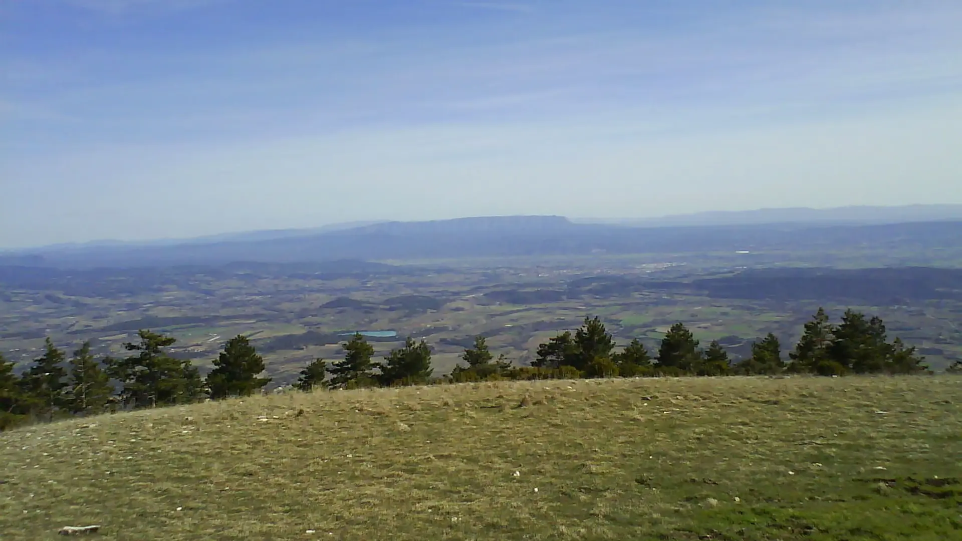 Vue sud depuis le Mourre Nègre, l'étang de la Bonde et la Saint-Victoire au fond