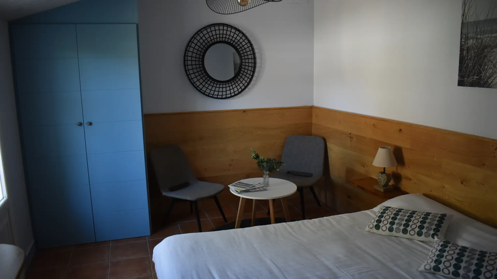 Habitación con cama de matrimonio y rincón de lectura