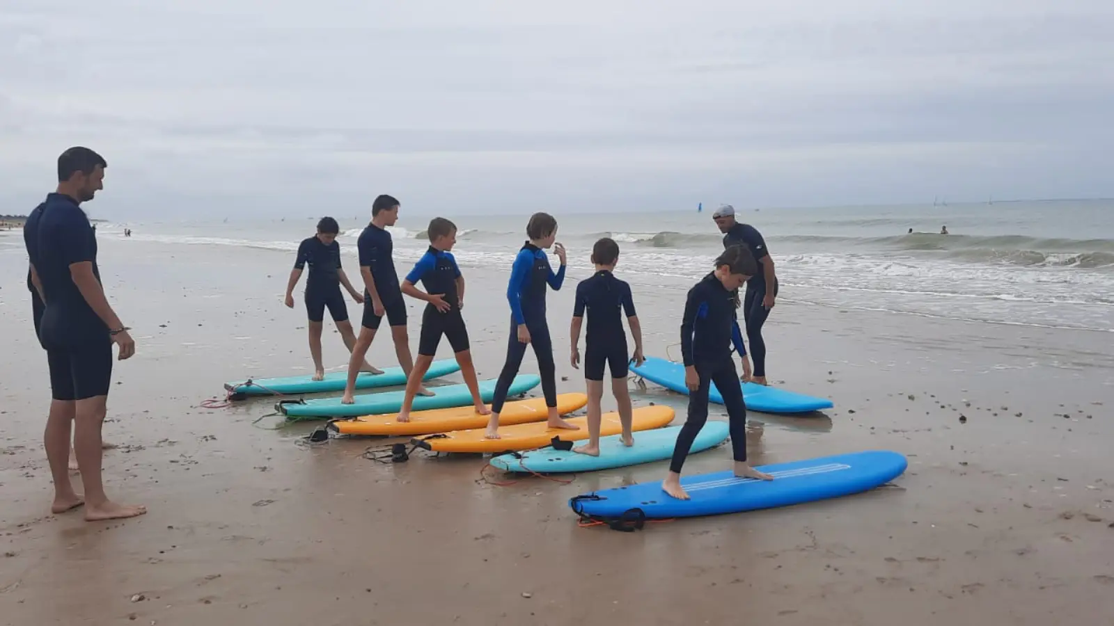 Surfunterricht in der Gruppe