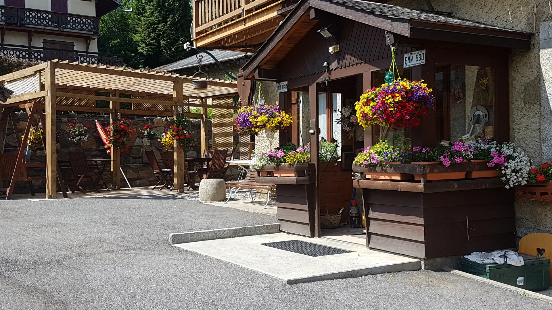 Entrée principale à la ferme du Mont-Blanc
