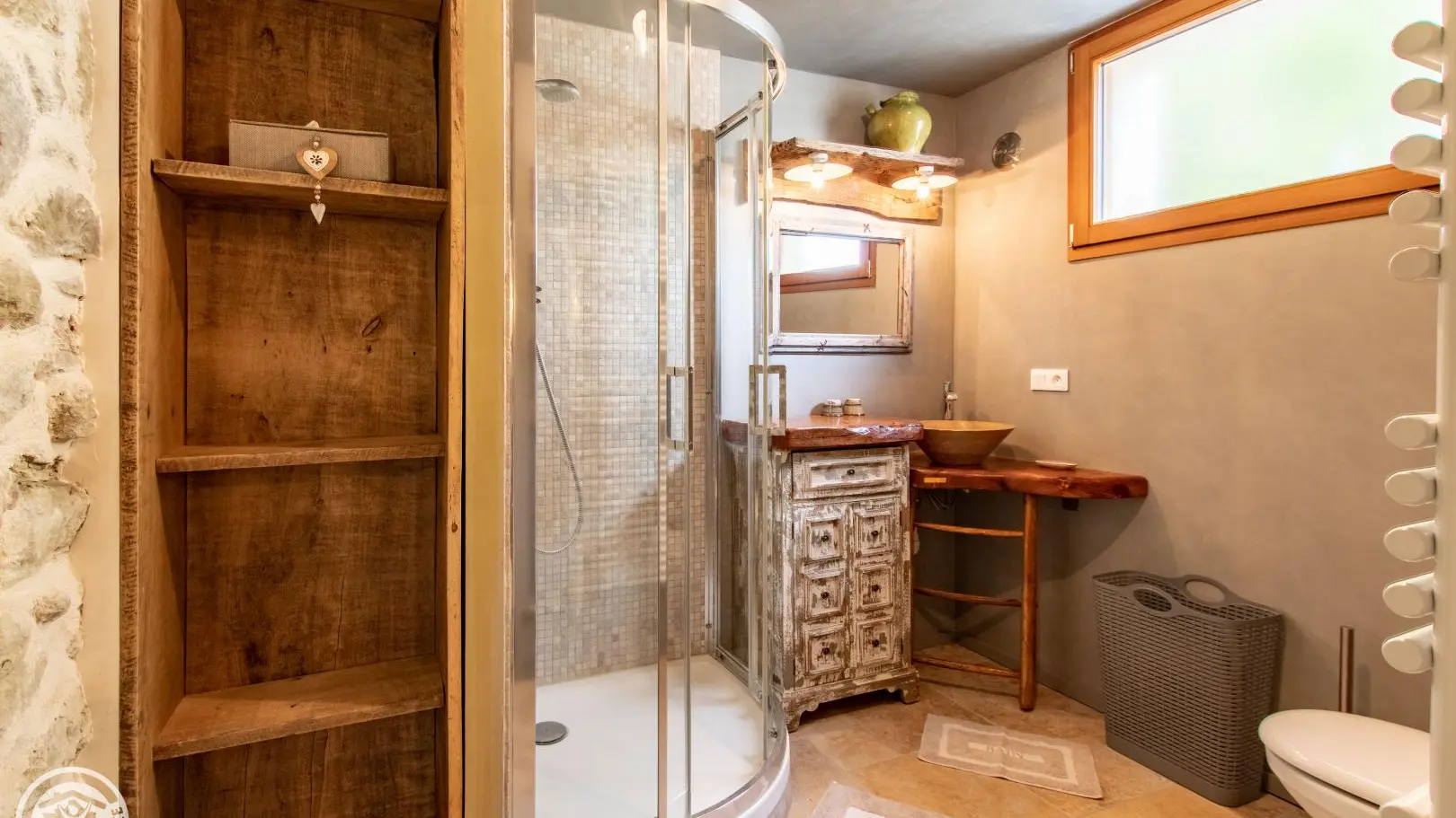 Salle d'eau avec douche et WC