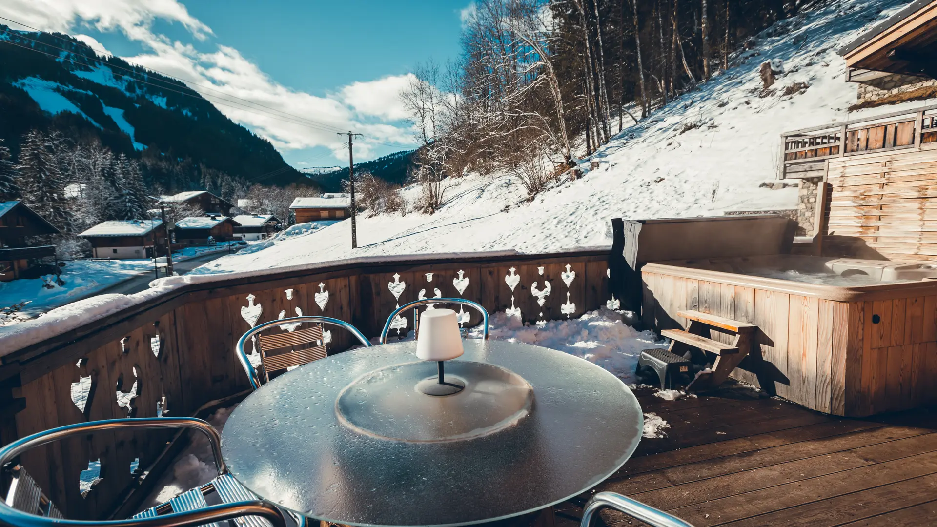 Balcon avec mange-debout, bain à remous, vue sur les montagnes