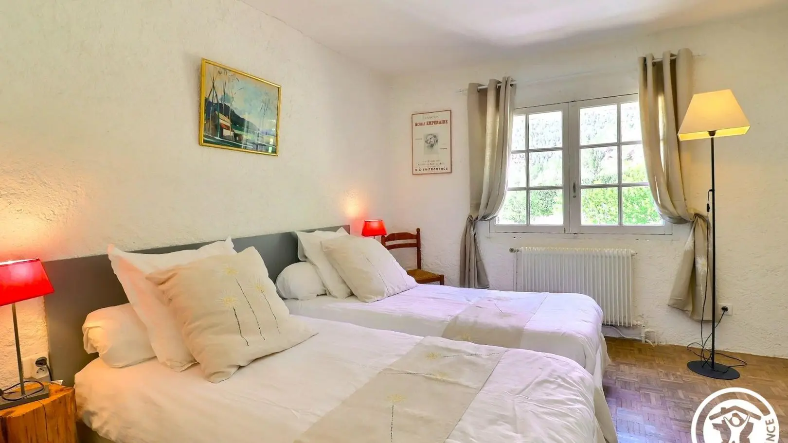 Chambre Marcel Pagnol lits 90 avec vue sur la Sainte Victoire