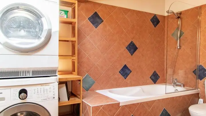 Baignoire, lave linge et sèche linge, grand Velux.