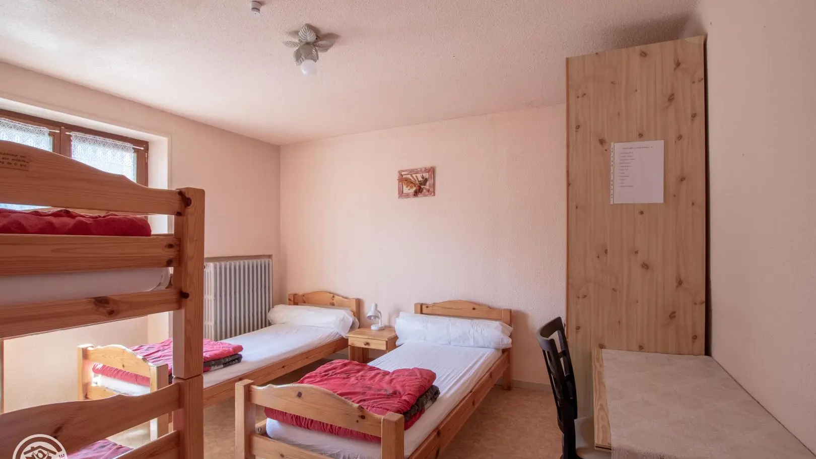 Au premier étage, 2 chambres + 1 dortoir.
Chambre avec 2 lits 90 et 2 lits superposés.