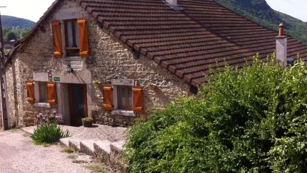 Entrée du gîte avec emplacement voiture