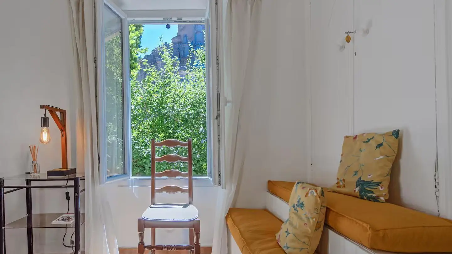 Gîte Mitto - Espace salon ouvert sur balcon - La Turbie - Gîtes de France Alpes-Maritimes