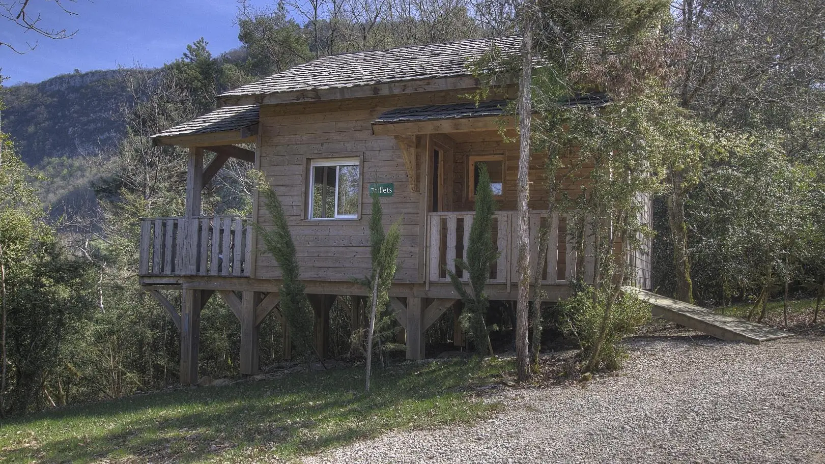 Le Taillet est en retrait des 6 autres cabanes et est complètement intégrée dans la végétation.