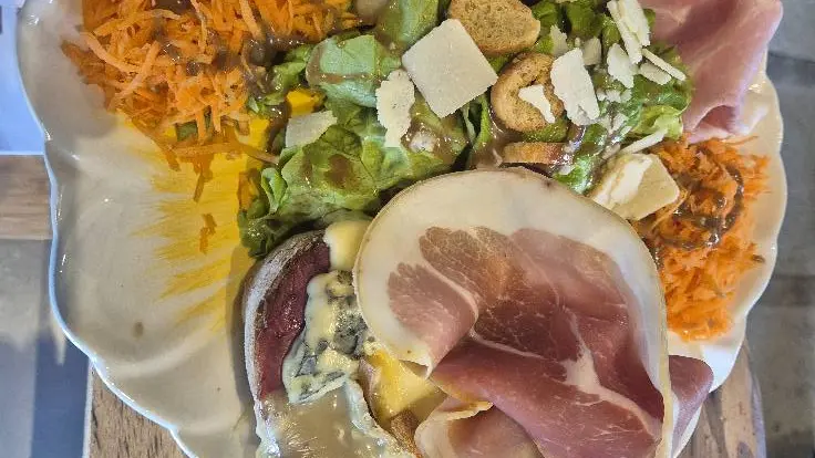 Assiette crudités et charcuterie