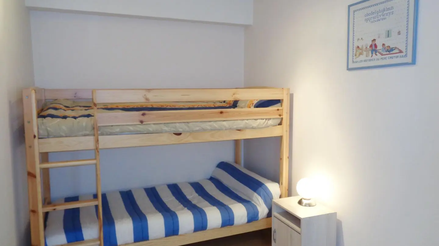 Chambre avec deux lits 90 en superposé.