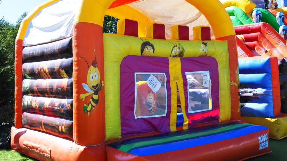 Jeux gonflables à La Miellerie la Grange aux Abeilles - Estivareilles