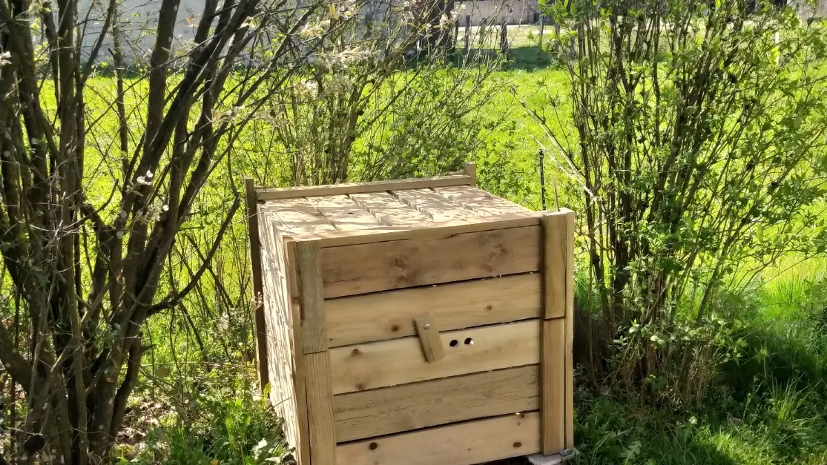 Composteur et tri sélectif. L'écologie et l'économie des ressources sont pleinement mises en œuvre (Récupération d'eau de pluie, électricité solaire et éolienne, chauffage en géothermie et pellet, etc..)