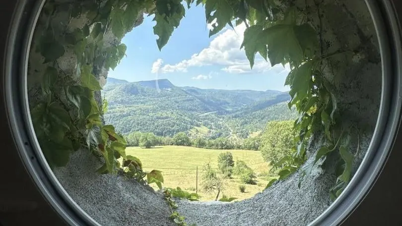 Depuis la chambre, un petit aperçu de la vue sur l'environnement.