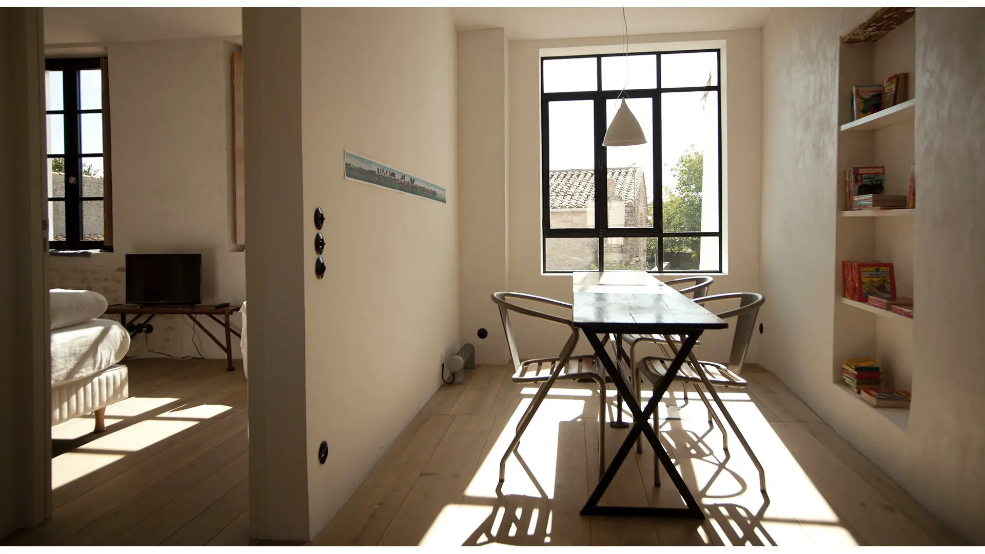 Arbeitsbereich und Schlafzimmer