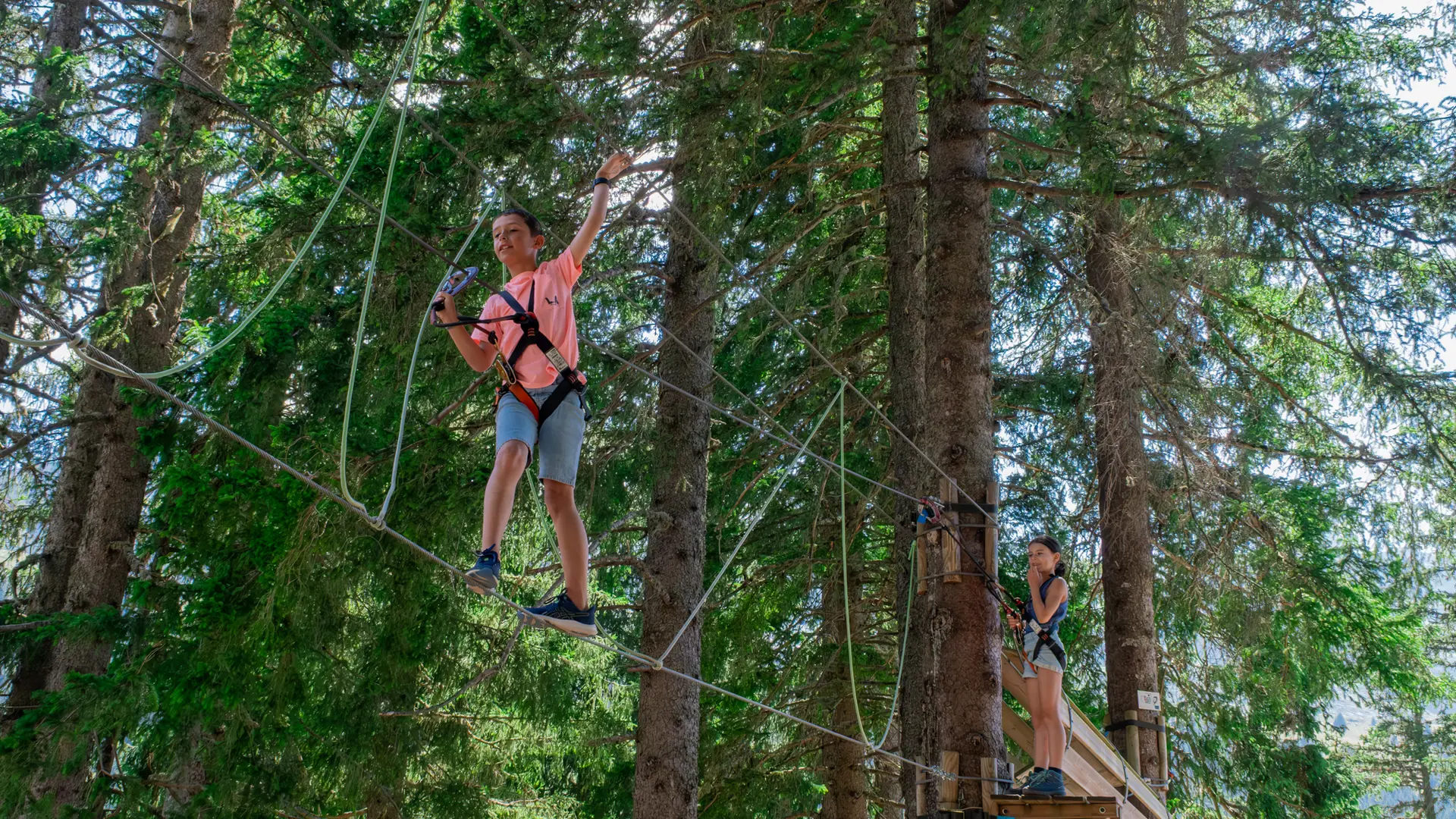 Garçon traversant le pont de cordes
