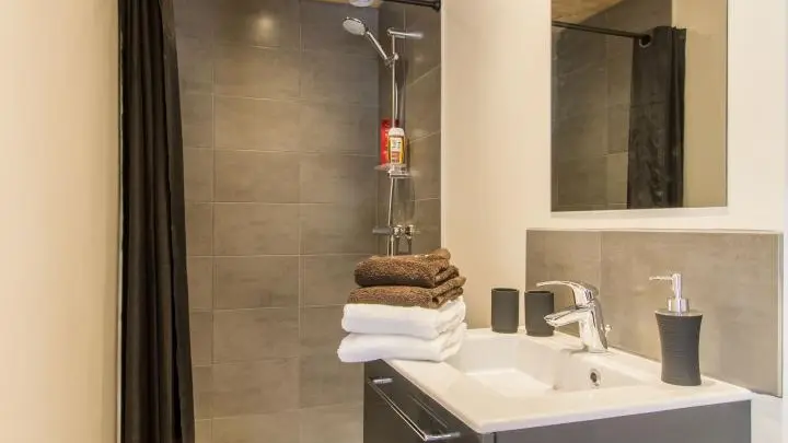 Salle de bain attenante à la chambre