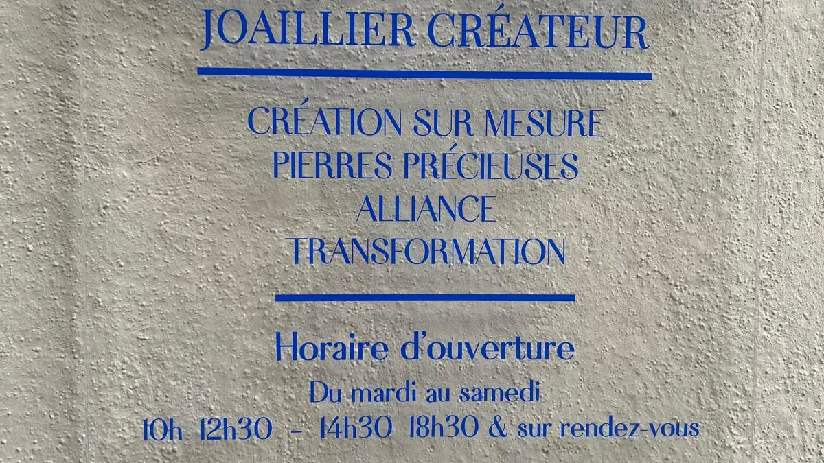 Plaque informative et indicative devant la boutique M.SMETS