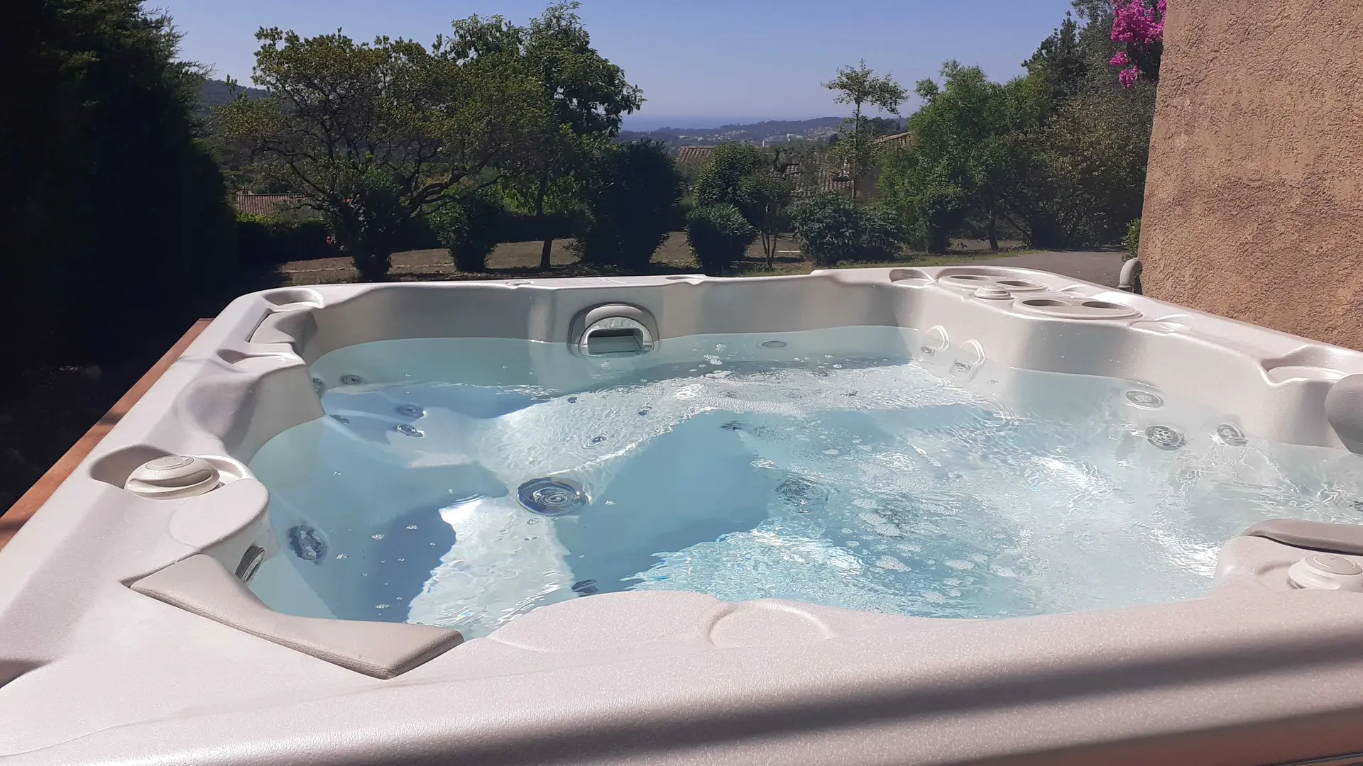 Gîte Villa les Seringas - Spa 6 personnes avec de nombreuses options de massage - Mougins-Gîtes de France Alpes-Maritimes