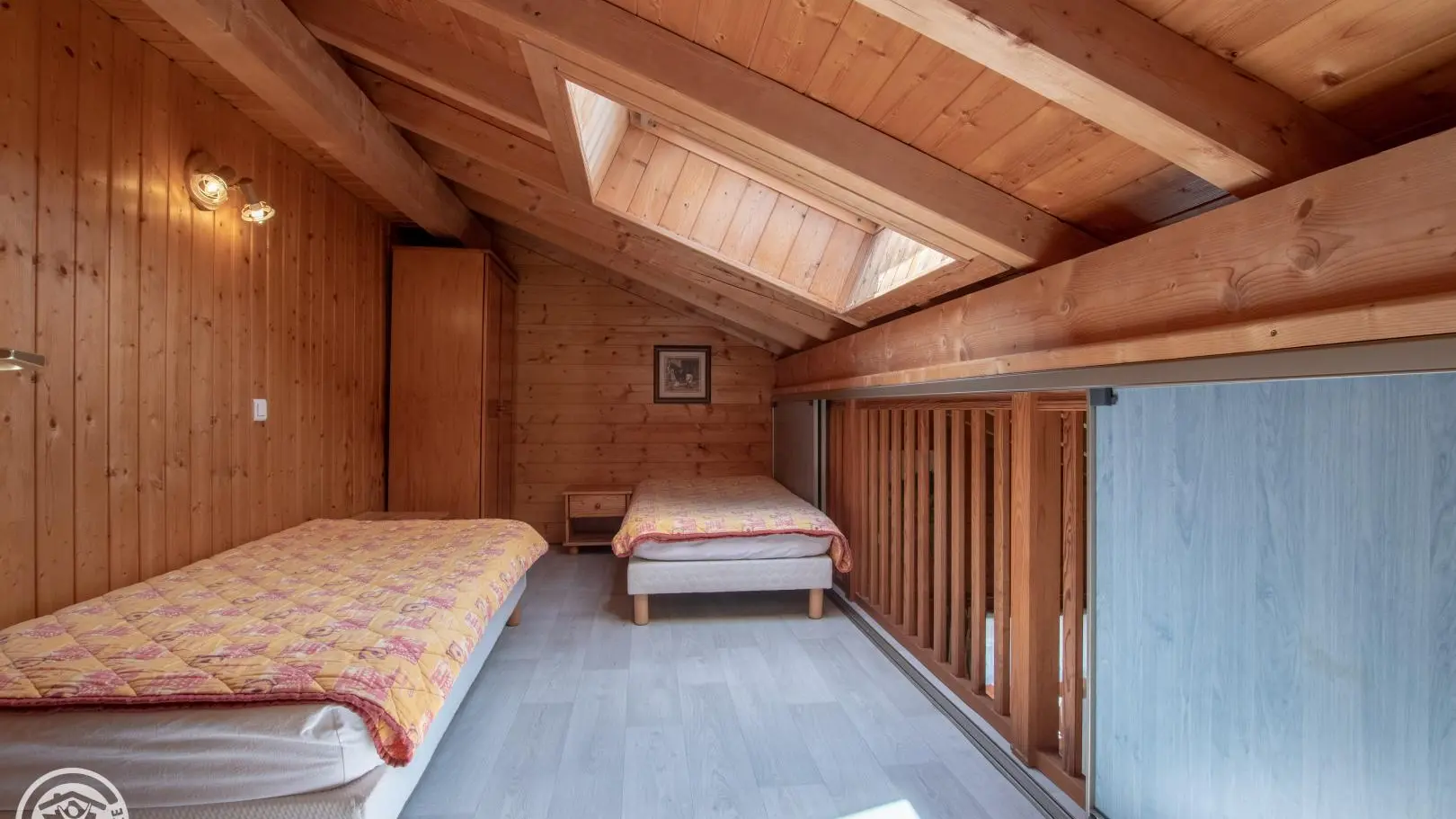 Accès par la mezzanine à cette chambre. Chambre au dessus de la pièce principale pouvant être totalement fermée par panneaux coulissants, côté séjour.