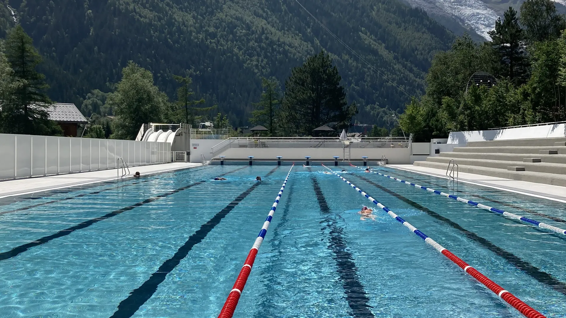 Piscine extérieure centre sportif